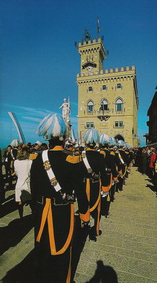 Военный парад Гвардии Сан-Марино перед Правительственным дворцом