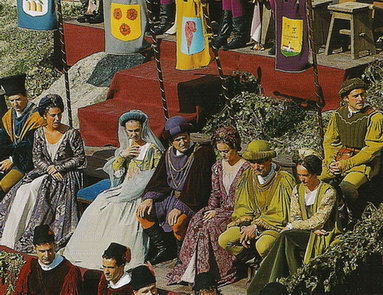Средневековые костюмы на народном празднике в Сан-Марино