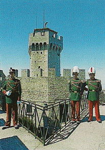 Гвардейцы во внутреннем дворике Второй крепости Честа в Сан-Марино