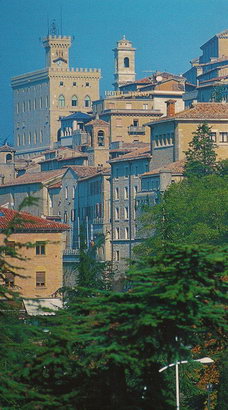 Правительственный дворец, колокольня собора и статуя св.Франческа в Сан-Марино