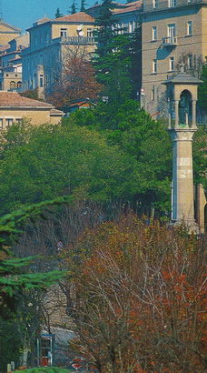 Правительственный дворец, колокольня собора и статуя св.Франческа в Сан-Марино