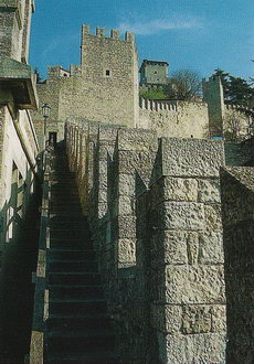 Средневековые оборонительные стены Сан-Марино