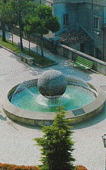 Фонтан с каменной сферой в честь открытия водопровода в парке Либурни в Сан-Марино
