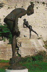 Скульптуры «Балерина» и «Девушка на коньках» в Карьере Арбалетчиков в Сан-Марино