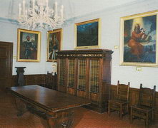 Зал с картинами местных художников Государственного архива и библиотеки Сан-Марино
