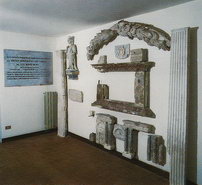Мемориальная доска 1906 года и археологические находки из церкви Пьеве