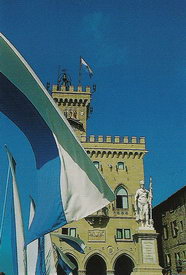 Правительственный дворец, статуя Свободы и государственный флаг Сан-Марино