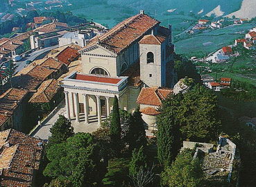Панорама собора Святого Марино в историческом центр Сан-Марино