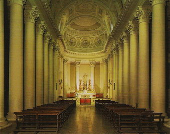 Интерьер и центральный неф собора дель-Санто в Сан-Марино
