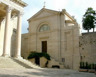 Здание и фасад церкви Святого Петра Сан-Пьетро в Сан-Марино