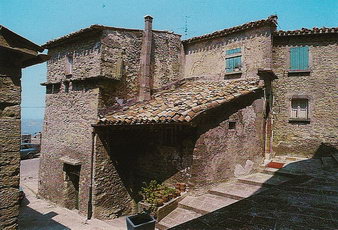 Старые дома в квартале Омерелли в историческом центре Сан-Марино