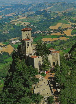 Панорама трёх крепостей-башен исторического центра Сан-Марино