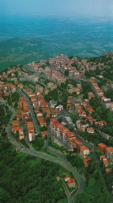 Панорама исторического центра и трёх крепостей Сан-Марино