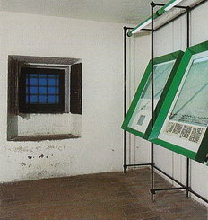 Информационные стенды экспозиции музея в Первой крепости Гуаита в Сан-Марино