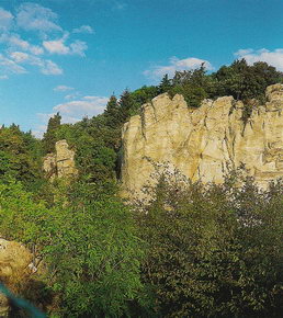 Панорама скал горы Титано и крепости Честа в Сан-Марино