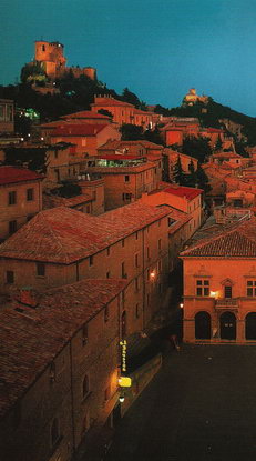 Ночная панорама исторического центра и крепостей Сан-Марино