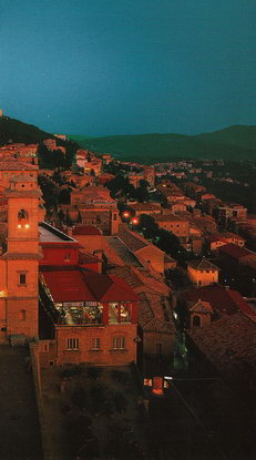 Ночная панорама исторического центра и крепостей Сан-Марино