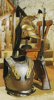 Шлем наполеоновского офицера, пьемонтские доспехи и карабин, 1800-1815 гг.