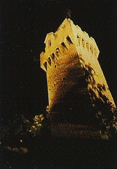 Вечерняя панорама Третьей башни Мортале в Сан-Марино