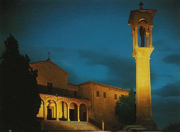 Церковь Сан-Квирино в монастыре капуцинов и колонна-памятник Святому Франциску