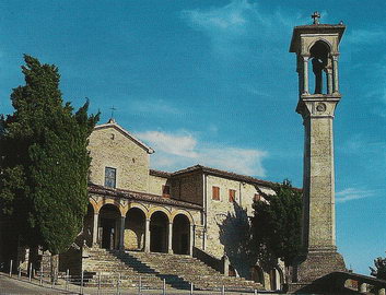 Церковь Сан-Квирино в монастыре капуцинов и колонна-памятник Святому Франциску