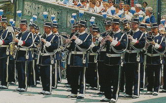 Милиция и военный оркестр Сан-Марино на празднике на площади Свободы