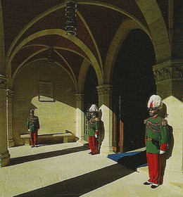 Почетный караул гвардейцев у Правительственного дворца в Сан-Марино