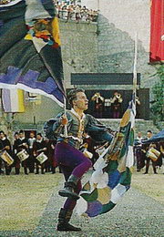 Жонглирование флагами на празднике в Карьере Арбалетчиков