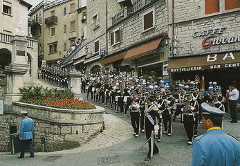 Военный парад на улочках исторического центра Сан-Марино
