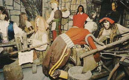 Исторические средневековые сцены жизни, в том числе сцена пытки