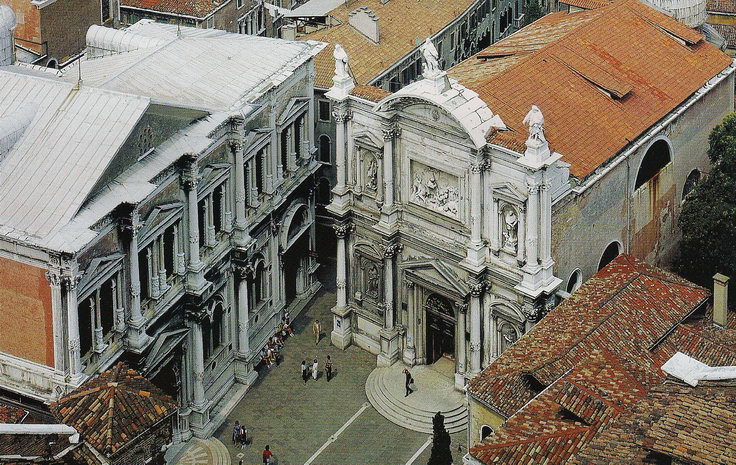 Вид площади Кампо Сан-Рокко в Венеции
