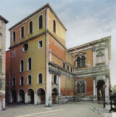 Задний фасад Большой Скуолы Сан-Рокко в Венеции