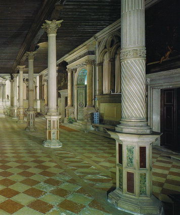 Общий вид Нижнего зала Террена Скуолы Сан-Рокко в Венеции