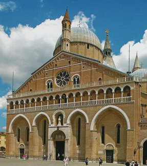 Парадный фасад базилики Святого Антония Падуанского в Падуе