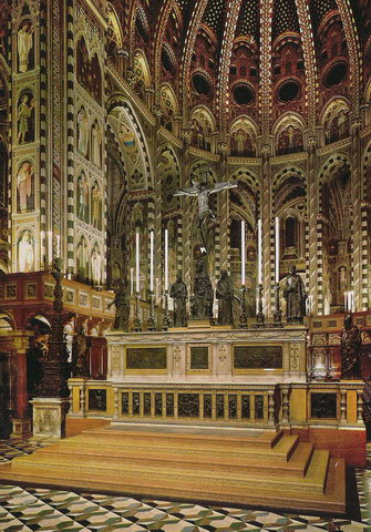 Вид главного алтаря, Распятия и статуй Богоматери и Святых в соборе Святого Антония