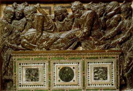 Барельеф «Положение во Гроб» работы Донателло на главном алтаре собора