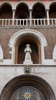 Статуя Святого Антония и лоджия на фасаде собора Святого Антония в Падуе