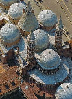 Панорамный вид на купола и колокольни собора Святого Антония