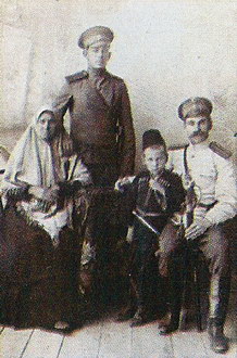 Портрет семьи Яхтиных, 1910 год Портрет семьи Яхтиных, 1910 год
