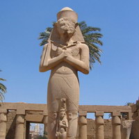 Статуя Рамзеса II и его жены-карлицы :)))