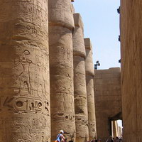 Опять колонны с фараонами