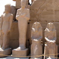 Статуи. Некоторые фараоны оказывается были инвалидами. :))