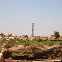 Минарет мечети вдалеке