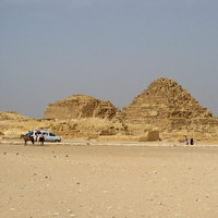 Развалины мелких пирамид