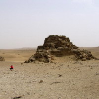 Развалины мелких пирамид