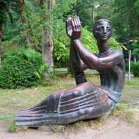 Статуя грустной женщины