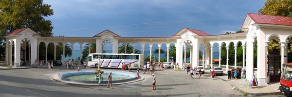 Панорама колоннады Приморского парка. Гагра