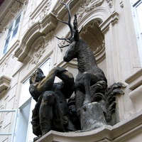 Дом у золотого оленя. Скульптура Гумберта с оленем (ск. Брокофф)