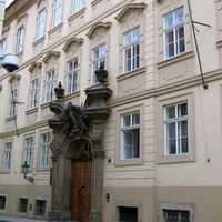 Административное здание вблизи Томашской