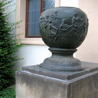 Каменная чаша в Вальдштейнском саду